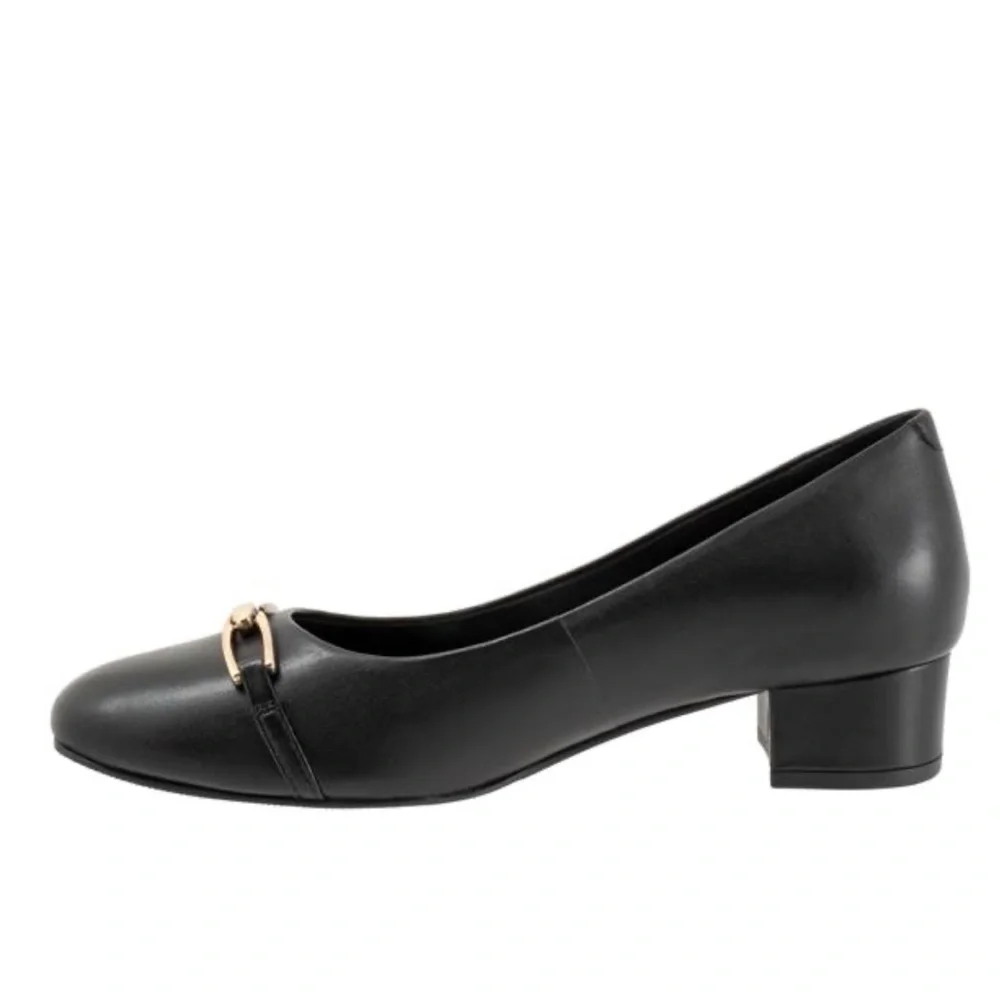 NWOT-  Trotter Dakota Elegant Black Pump Shoes With Silver Color Accent.